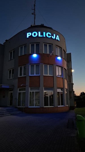 Budynek Komendy Powiatowej Policji w Starogardzie Gdańskim podświetlony na niebiesko.