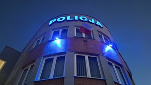Budynek Komendy Powiatowej Policji w Starogardzie Gdańskim podświetlony na niebiesko.