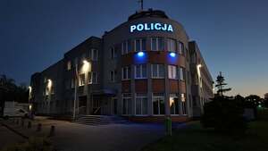 Budynek Komendy Powiatowej Policji w Starogardzie Gdańskim podświetlony na niebiesko.