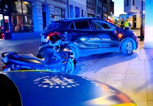 Motocykl i oznakowany radiowóz policyjny.