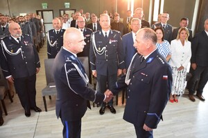 Zdjęcie z uroczystości powiatowych obchodów Święta Policji. Widok ogólny na uczestników uroczystej zbiórki.