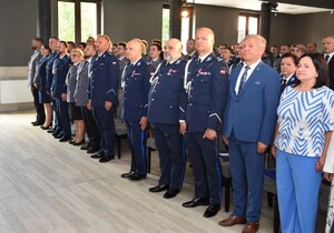 Zdjęcie z uroczystości powiatowych obchodów Święta Policji. Widok ogólny na uczestników uroczystej zbiórki.