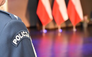 Zdjęcie z uroczystości powiatowych obchodów Święta Policji. Widok ogólny na uczestników uroczystej zbiórki.
