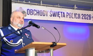 Zdjęcie z uroczystości powiatowych obchodów Święta Policji. Widok ogólny na uczestników uroczystej zbiórki.