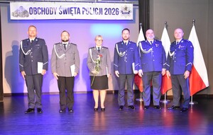 Zdjęcie z uroczystości powiatowych obchodów Święta Policji. Widok ogólny na uczestników uroczystej zbiórki.