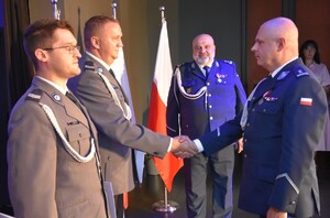 Zdjęcie z uroczystości powiatowych obchodów Święta Policji. Widok ogólny na uczestników uroczystej zbiórki.