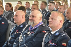 Zdjęcie z uroczystości powiatowych obchodów Święta Policji. Widok ogólny na uczestników uroczystej zbiórki.