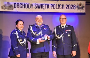 Zdjęcie z uroczystości powiatowych obchodów Święta Policji. Widok ogólny na uczestników uroczystej zbiórki.