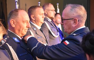 Zdjęcie z uroczystości powiatowych obchodów Święta Policji. Widok ogólny na uczestników uroczystej zbiórki.