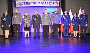 Zdjęcie z uroczystości powiatowych obchodów Święta Policji. Widok ogólny na uczestników uroczystej zbiórki.