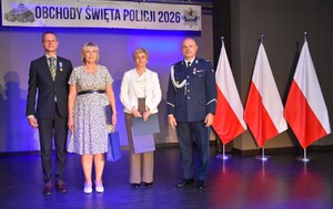 Zdjęcie z uroczystości powiatowych obchodów Święta Policji. Widok ogólny na uczestników uroczystej zbiórki.