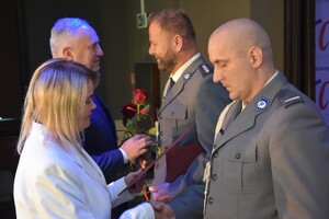 Zdjęcie z uroczystości powiatowych obchodów Święta Policji. Widok ogólny na uczestników uroczystej zbiórki.