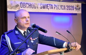Zdjęcie z uroczystości powiatowych obchodów Święta Policji. Widok ogólny na uczestników uroczystej zbiórki.