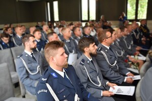 Zdjęcie z uroczystości powiatowych obchodów Święta Policji. Widok ogólny na uczestników uroczystej zbiórki.