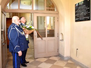 Zdjęcie z uroczystości powiatowych obchodów Święta Policji. Widok ogólny na uczestników uroczystej zbiórki.