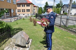 Zdjęcie z uroczystości powiatowych obchodów Święta Policji. Widok ogólny na uczestników uroczystej zbiórki.