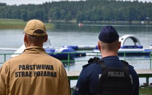 Policjanci i strażacy w czasie kontrolowania kompieliska.