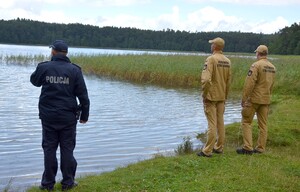 Policjanci i strażacy w czasie kontrolowania kompieliska.