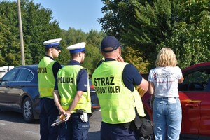 Policjanci z przedstawicielami PKP prowadzą działania pod nazwą Bezpieczny Przejazd
