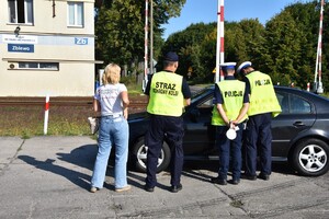Policjanci z przedstawicielami PKP prowadzą działania pod nazwą Bezpieczny Przejazd