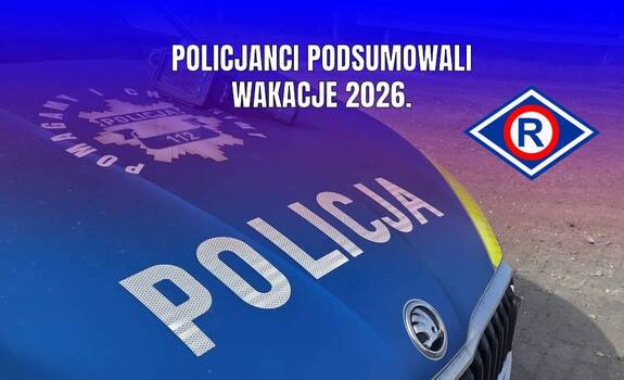 Maska policyjnego radiowozu, na której leży ręczny miernik prędkości. Biały napis na niebieskim tle: Policjanci podsumowali wakacje 2026.