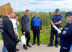 Policjanci na trasie marszu.