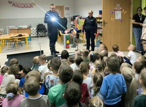 Policjanci w trakcie pogadanki w przedszkolu.