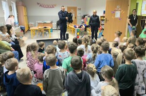 Policjanci w trakcie pogadanki w przedszkolu.