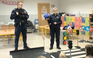 Policjanci w trakcie pogadanki w przedszkolu.