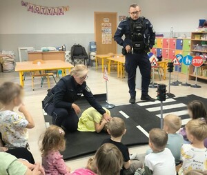 Policjanci w trakcie pogadanki w przedszkolu.