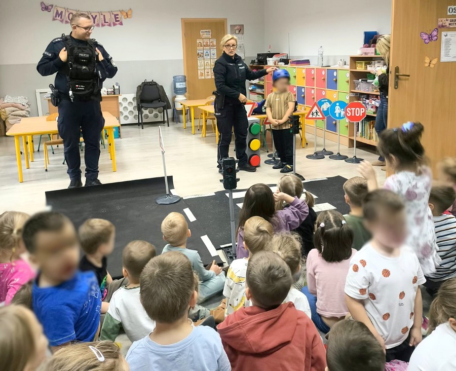 Policjanci z Kalisk odwiedzili przedszkolaków w Czarnej Wodzie
