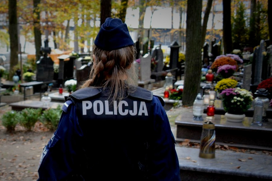 Policja przypomina o zasadach bezpieczeństwa przed Wszystkimi Świętymi